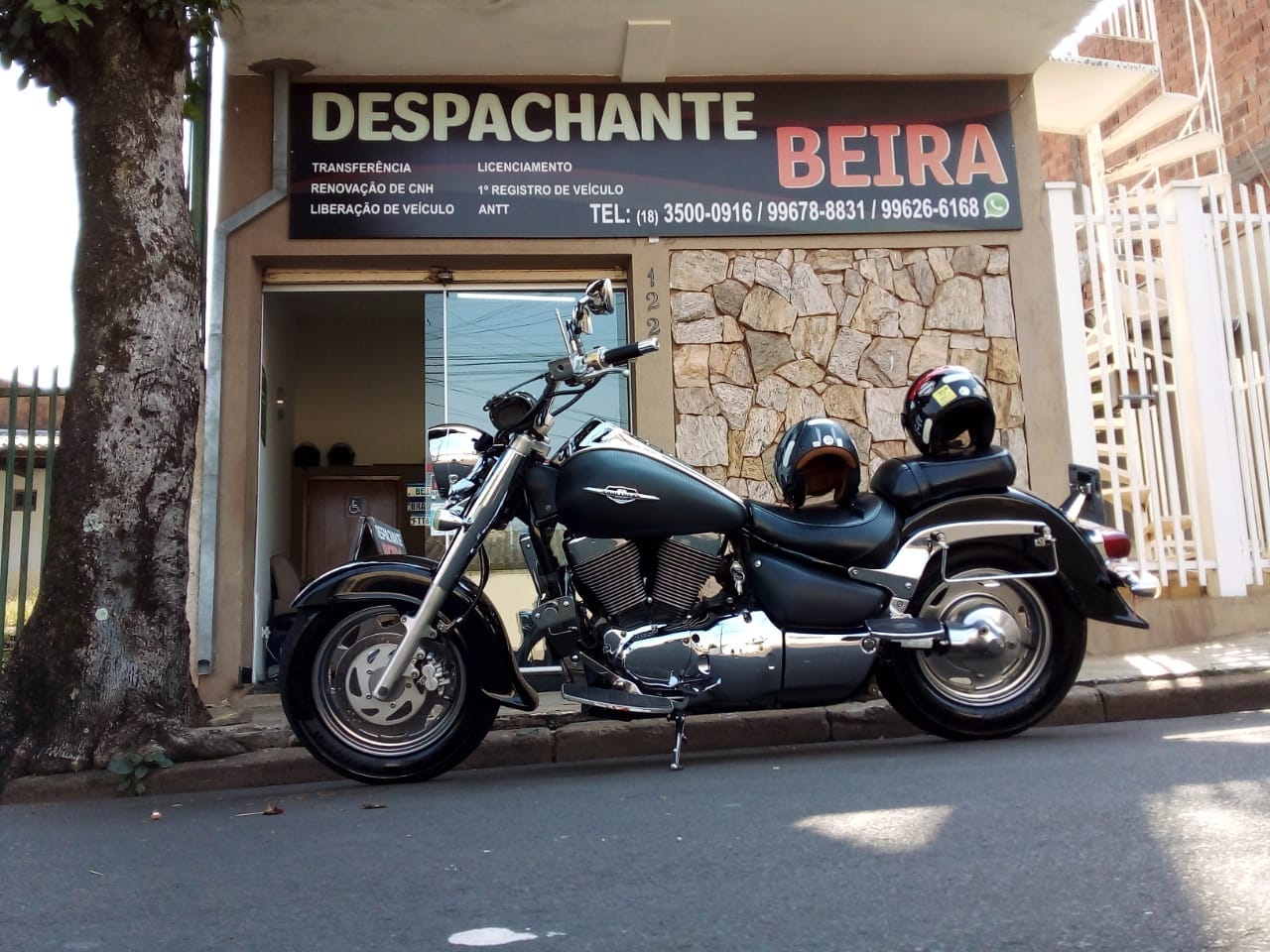 Fachada do Despachante Beira com uma motocicleta em frente
