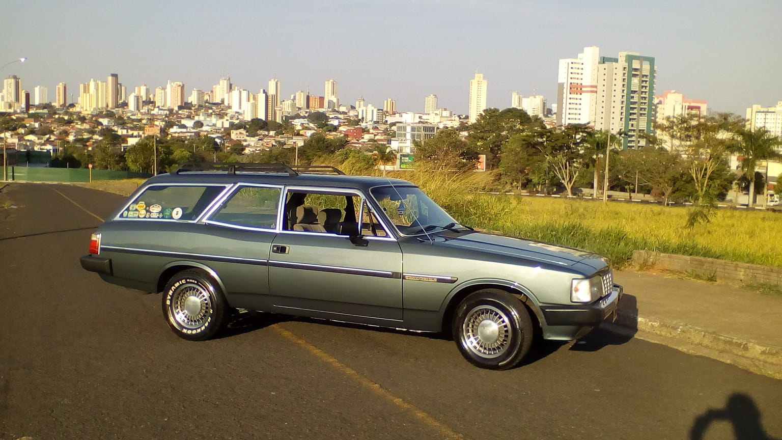 Caravan clássica com a cidade ao fundo