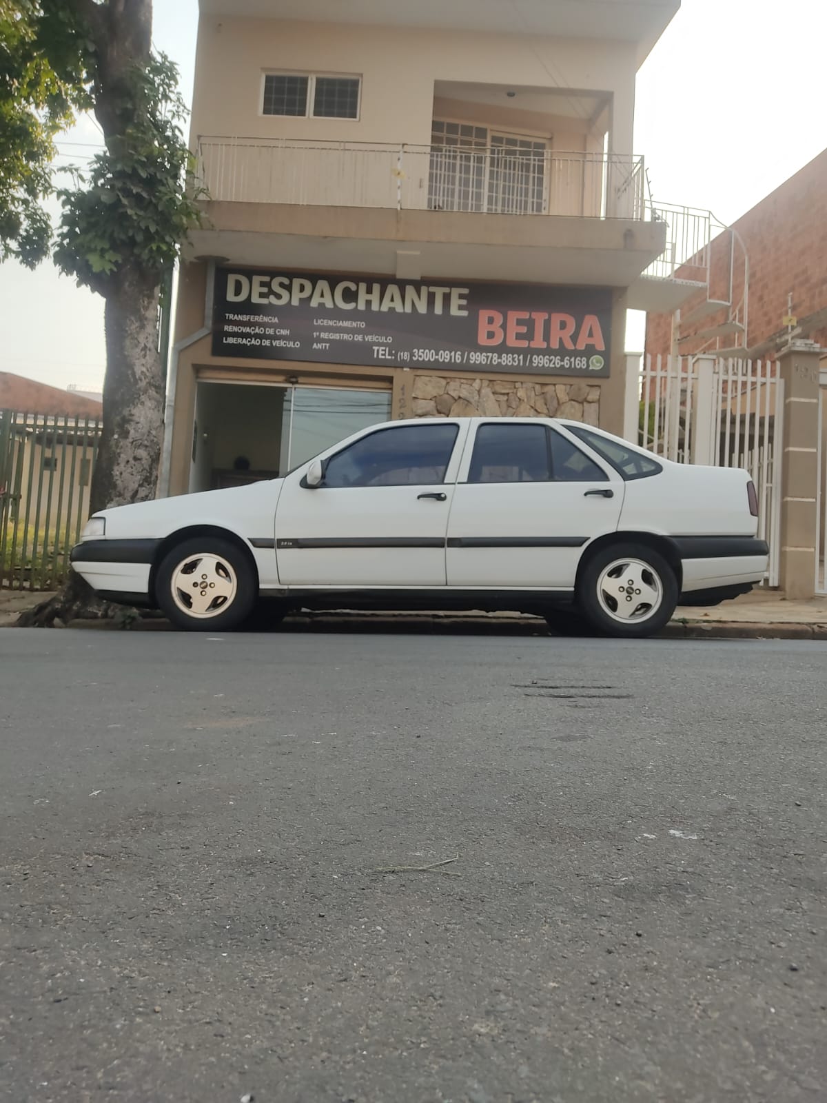Carro branco em frente ao escritório do Despachante Beira