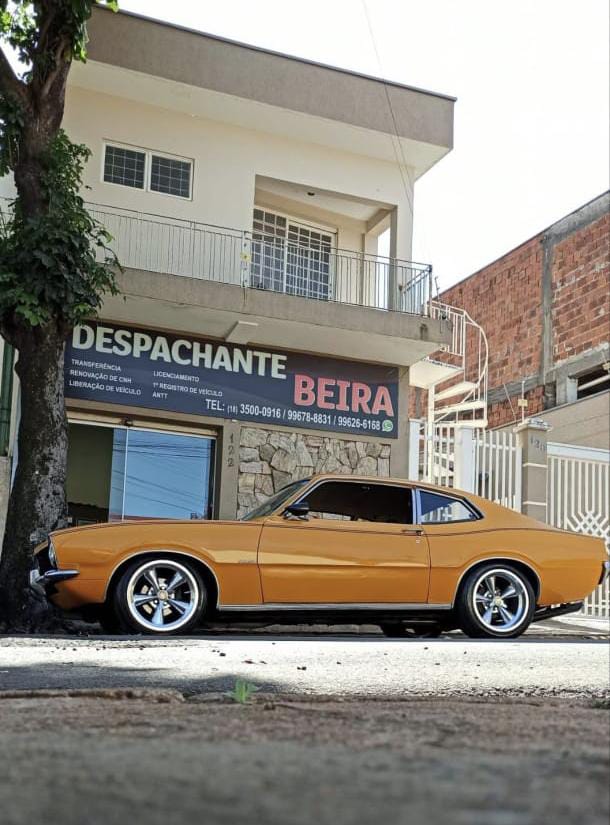 Carro clássico dourado em frente ao Despachante Beira