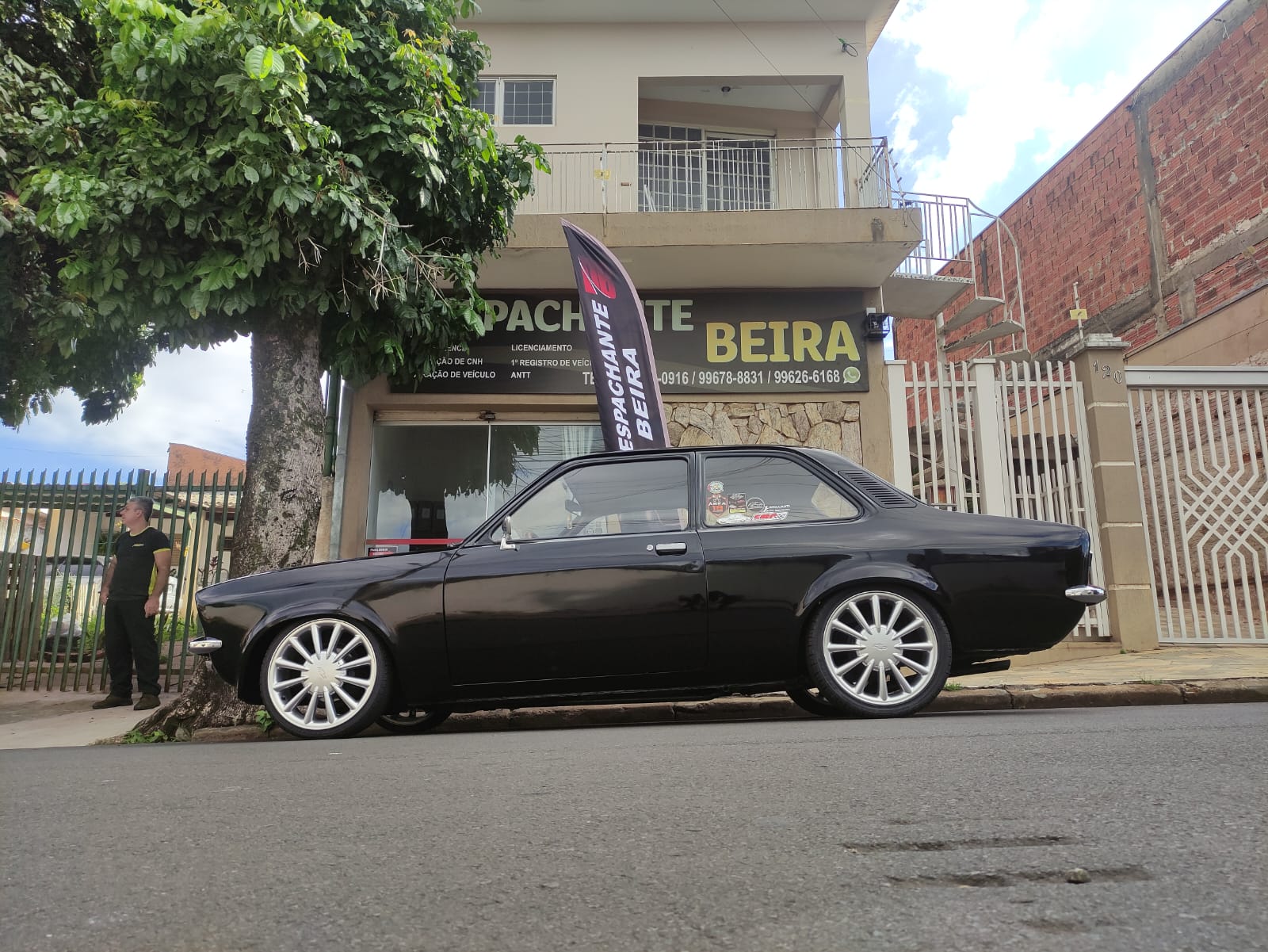 Carro clássico preto em frente ao Despachante Beira