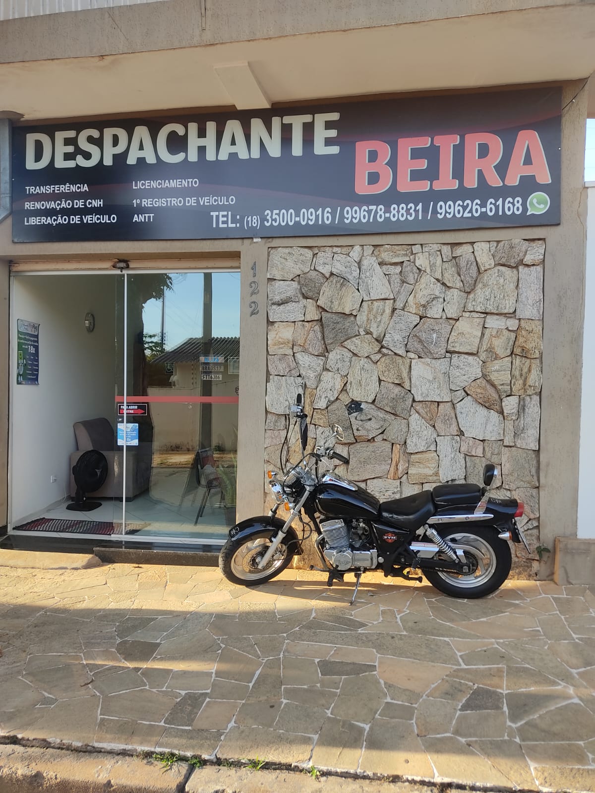 Entrada do Despachante Beira com uma motocicleta estacionada