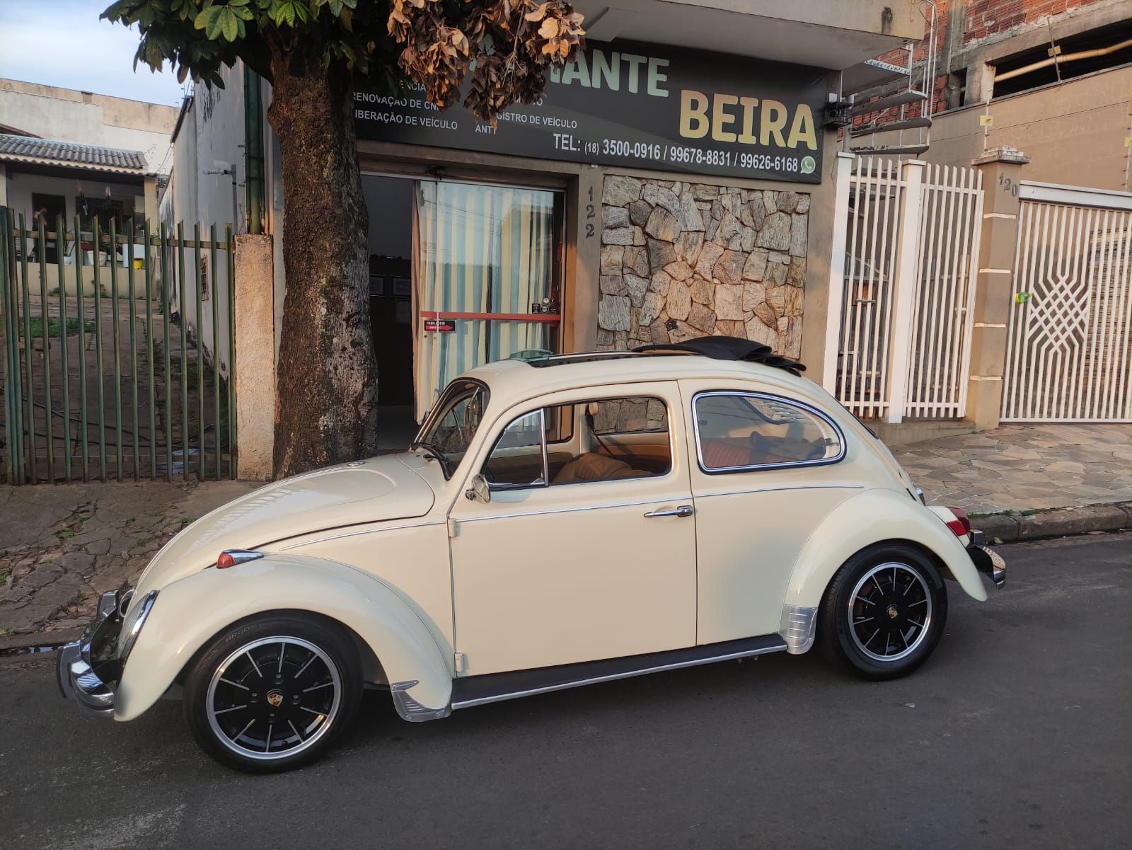 Fusca creme em frente ao Despachante Beira